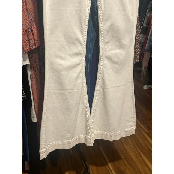 Miss Me MID-RISE bright White Flares with rhinestones pockets - Picture 12 of 12